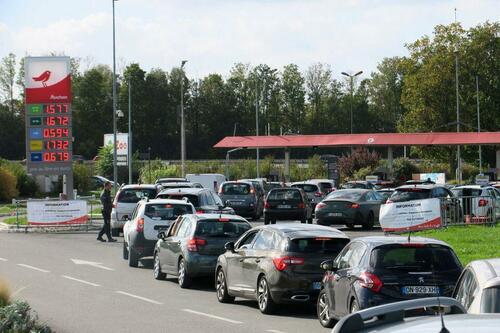 Des automobilistes font la queue pour remplir leur réservoir de carburant pendant les pénuries.