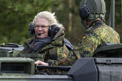 La ministre allemande de la Défense, Christine Lambrecht, a démissionné lundi, via DPA.