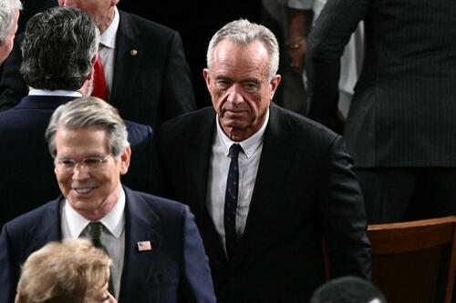 Biden-Appointed Judge Blocks RFK Jr's Appointees To Vaccine Panel