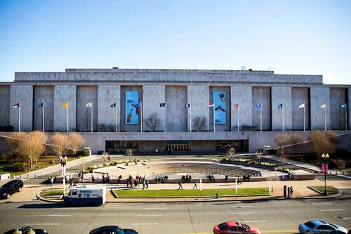Trump Orders Signs Outside Smithsonian Museum To Warn Of Inaccurate Exhibits