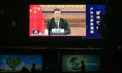 Un grand écran montre un programme d'information dans lequel le dirigeant chinois Xi Jinping s'exprime par vidéo lors de l'ouverture du sommet virtuel des BRICS organisé par l'Inde, dans une rue de Pékin, le 10 septembre 2021. (Greg Baker/AFP via Getty Images)
