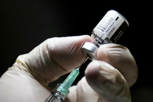 Un agent de santé prépare une dose de vaccin Pfizer/BioNTEch COVID-19 à l'Institut Michener, à Toronto, au Canada, le 14 décembre 2020. (Carlos Osorio/POOL/AFP via Getty Images)