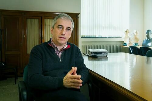 Dr Lluis Lujan dans le documentaire "Under the Skin" sur le papillomavirus. (Capture d'écran via The Epoch Times, avec l'aimable autorisation de Ehgartner & ; Moll Filmproduktion GmbH & ; Co.)