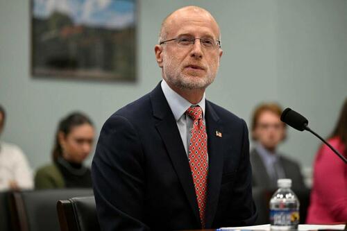 US Tightens Ban On Chinese Tech Gear thumbnail