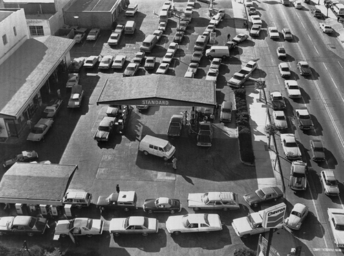 Picture of long lines at the gas pump during the 1970s fuel shortage