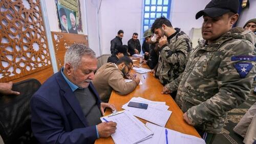 Thousands Of Iraqis Volunteer To Defend Iran Against US Attack thumbnail