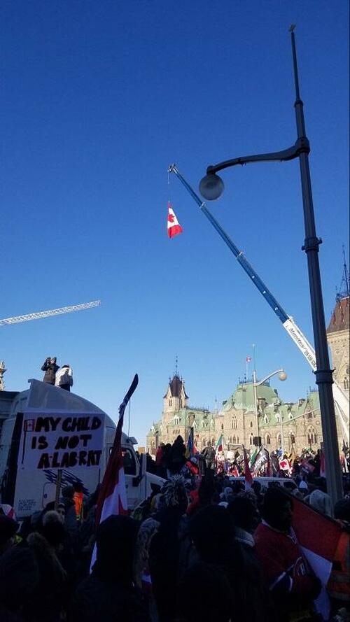 Kanada: Demonstranten bauen Holzkonstruktion in der Innenstadt von Ottawa und richten sich offensichtlich dauerhaft ein (Videos)