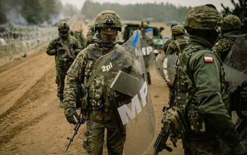 2 000 soldats supplémentaires étaient en cours de déploiement, - renforcement frontières pologne