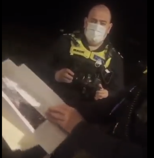 Wegen eines Facebook-Posts vor 6 Monaten bekommt ein australischer Bürger Besuch von der Polizei (Video)