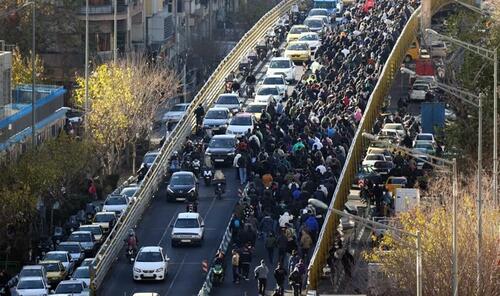 Iran Protesters Try To Break Into Govt Building In 4th Consecutive Night Of Unrest thumbnail
