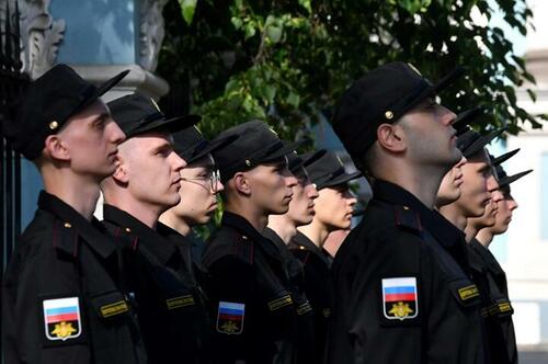 Russia Moves To Year-Round Military Draft, Anticipating Extended Ukraine Fight thumbnail