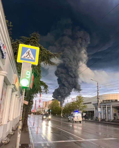 Le dépôt de carburant dans le principal port de la péninsule, 
en feu - Sébastopol.