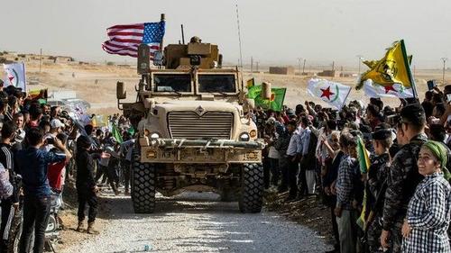 Kurdischer Beamter erklärt, dass die USA in Syrien bleiben wollen, während andere Länder mit der Normalisierung der Beziehungen zu Assad beginnen