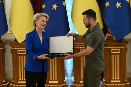 Von der Leyen Calls On EU To Hasten Ukrainian Entry As Blow To Putin thumbnail