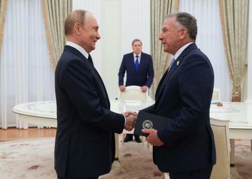 “Dialogue Will Prevail”: Unexpected Scenes Of Witkoff & Putin Envoy Strolling Through Moscow Park